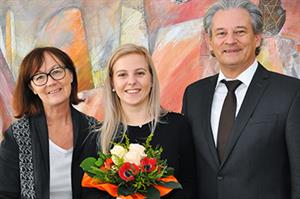 Foto für Lehre erfolgreich abgeschlossen - Bürgermeister und Kollegenschaft gratulieren Sarah Glück!