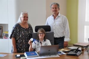 Elias Fehringer übernahm BGM Groiß´ Schreibtisch, am Foto mit Mutter und BGM.