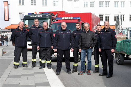 Drei Fahrzeuge voll Spenden wurden von unseren Feuerwehrleuten und Bürgermeister Peter Groiß an die Volkshilfe übergeben.