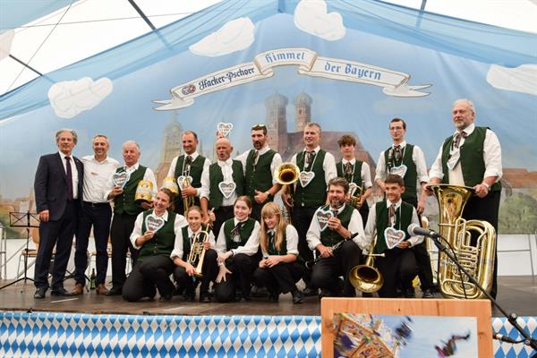 Unsere Hubertusmusik mischte beim Festakt im Puchheimer Volksfest-Zelt ordentlich mit